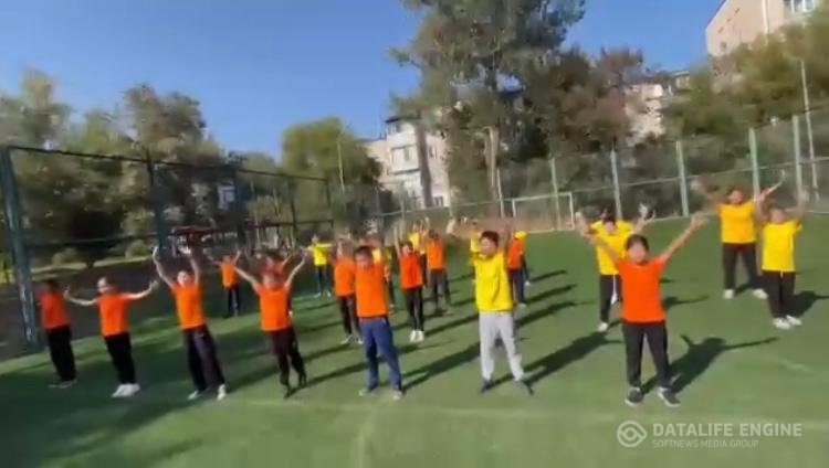 "Алаш ұраны" әнімен 5-7 сынып оқушылары буллингке қарсы флэш-моб