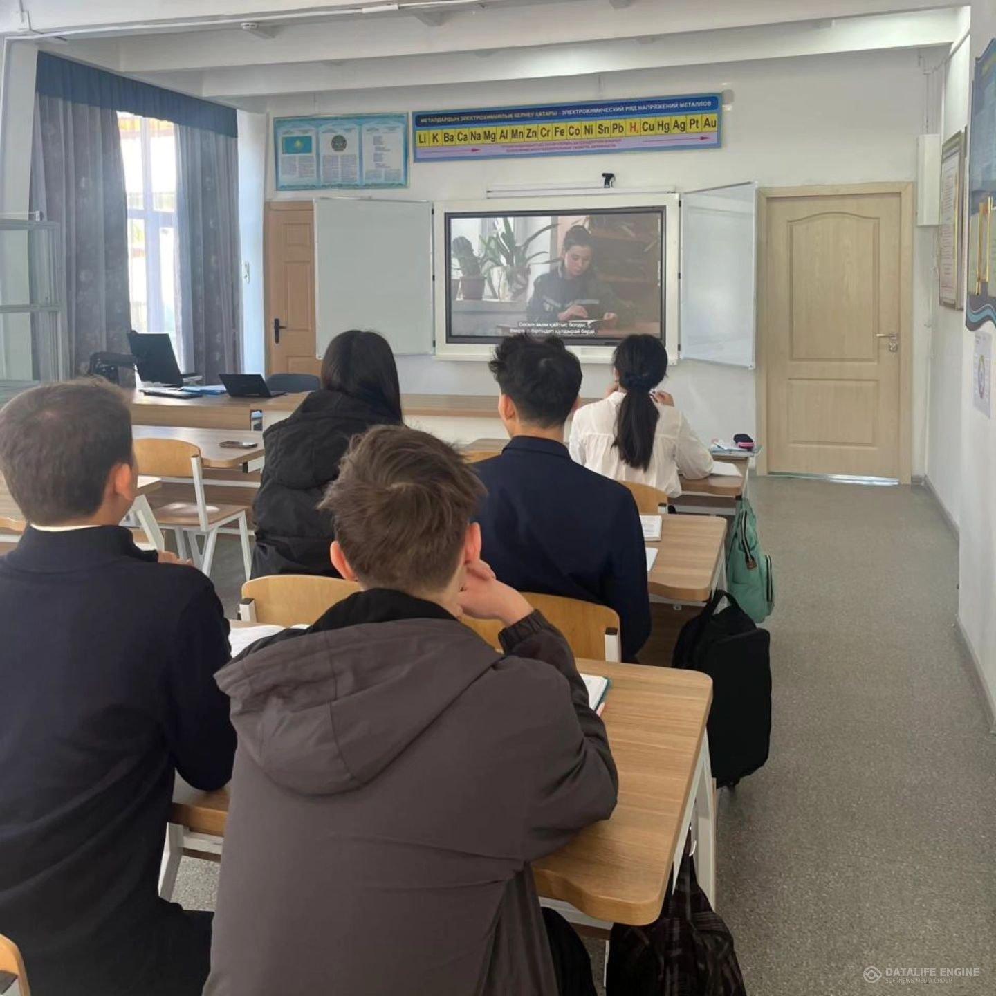 Оқушыларға есірткінің алдын алуда "Закладки" фильмі көрсетілді.