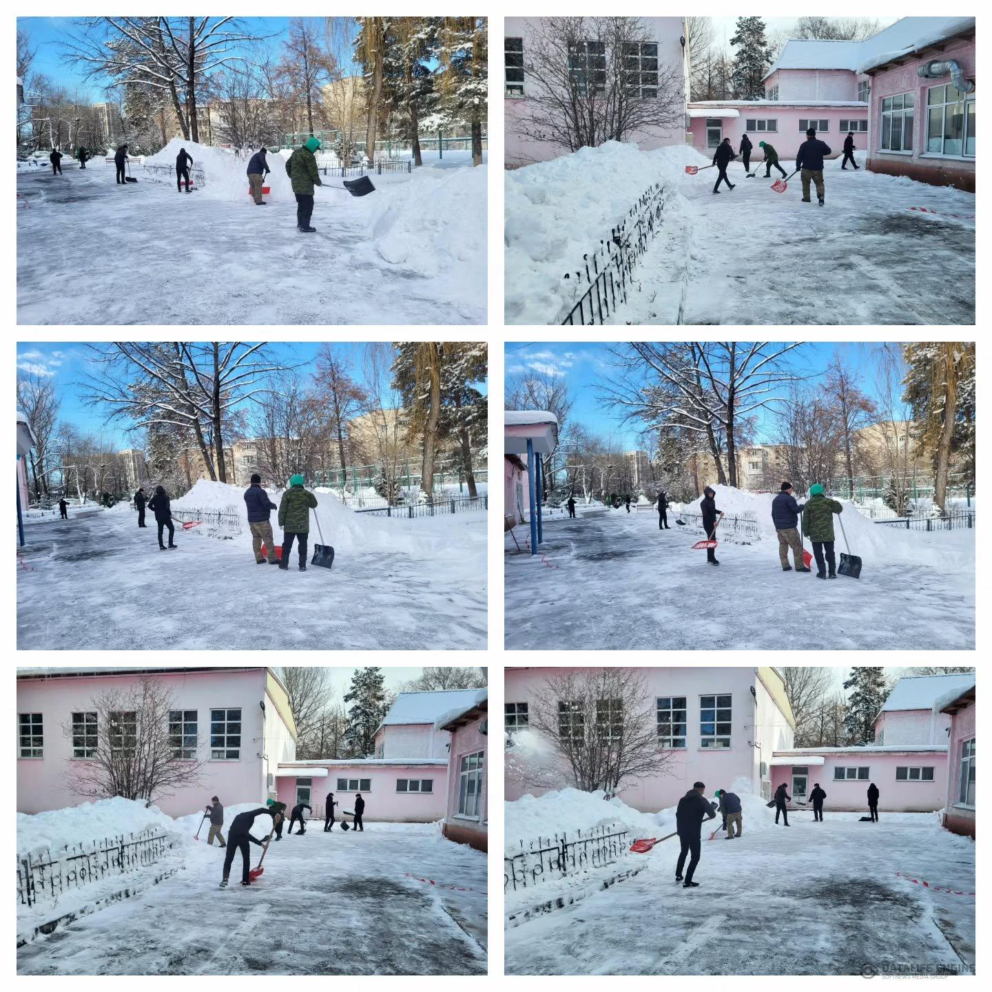 Мектеп ауласын қардан тазарту сәті. Волонтер тоатарға көп рахмет.
