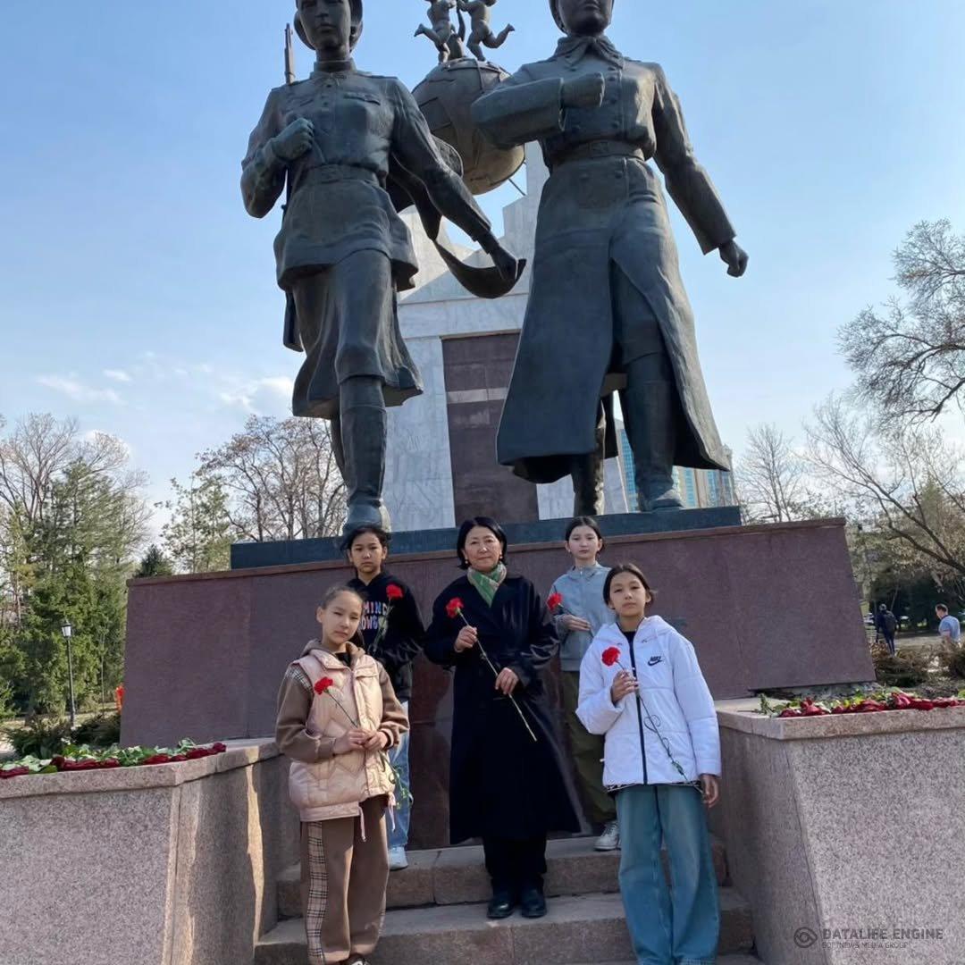 6 "ә"сынып оқушыларының "Ұлы Жеңіс мұрагерлері" жобасы аясында Әлия мен Мәншүк мемориалды скверінде тапсырманы орындауы.