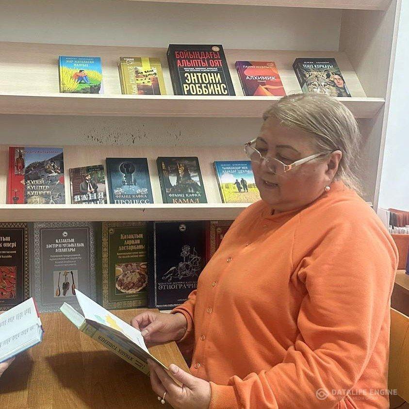 Көктемгі демалыста мұғалімдер мектеп кітапханасында, әдеби кітаптарды оқып, шығармашылық қабілеттерін дамытуда
