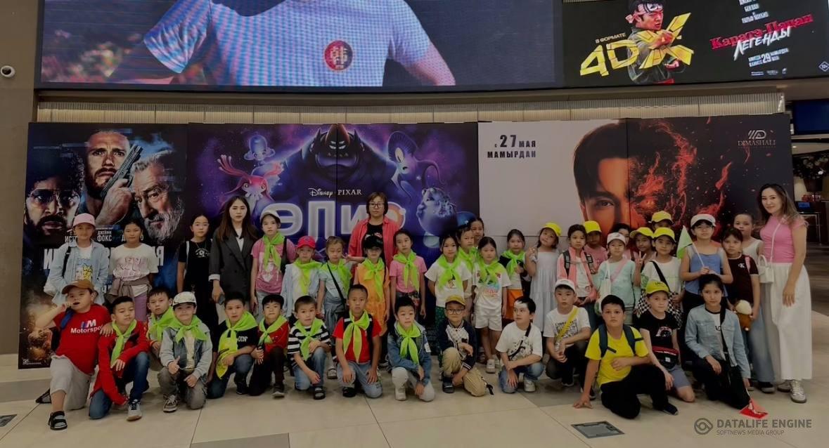 “Мега” ойын-сауық орталығына мультфильм көруге барған сәт