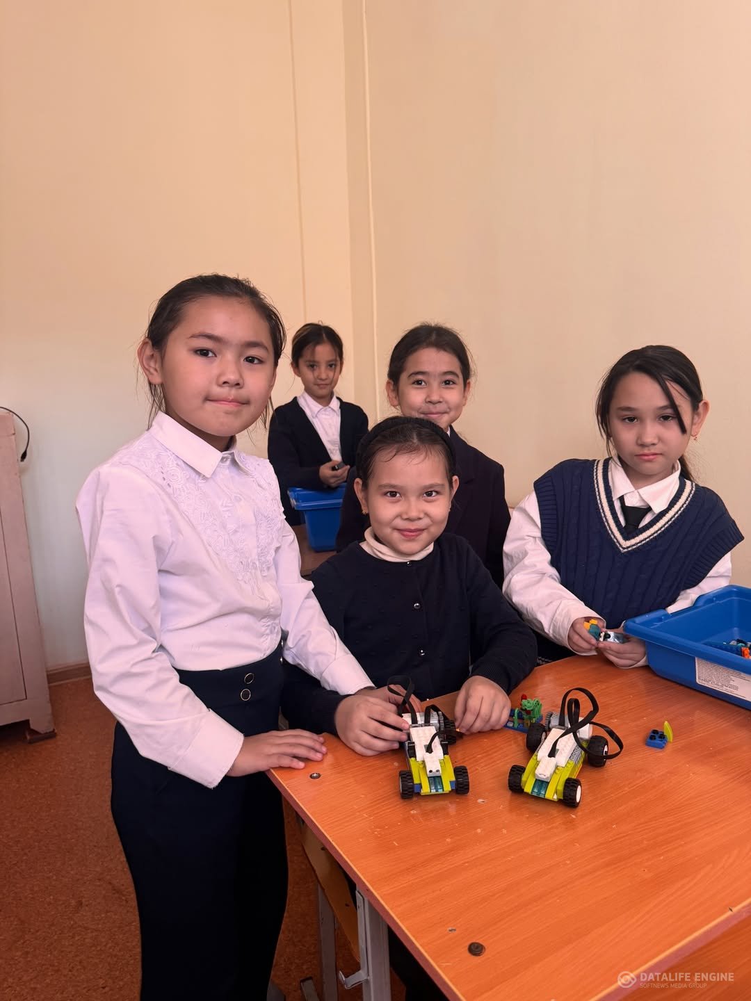 Smart Bala робототехника  Балалар бүгін өз роботтарын құрастырып, оларды қозғалысқа келтіруді үйренді. Кішкентай инженерлер үлкен жетістікке қадам бас