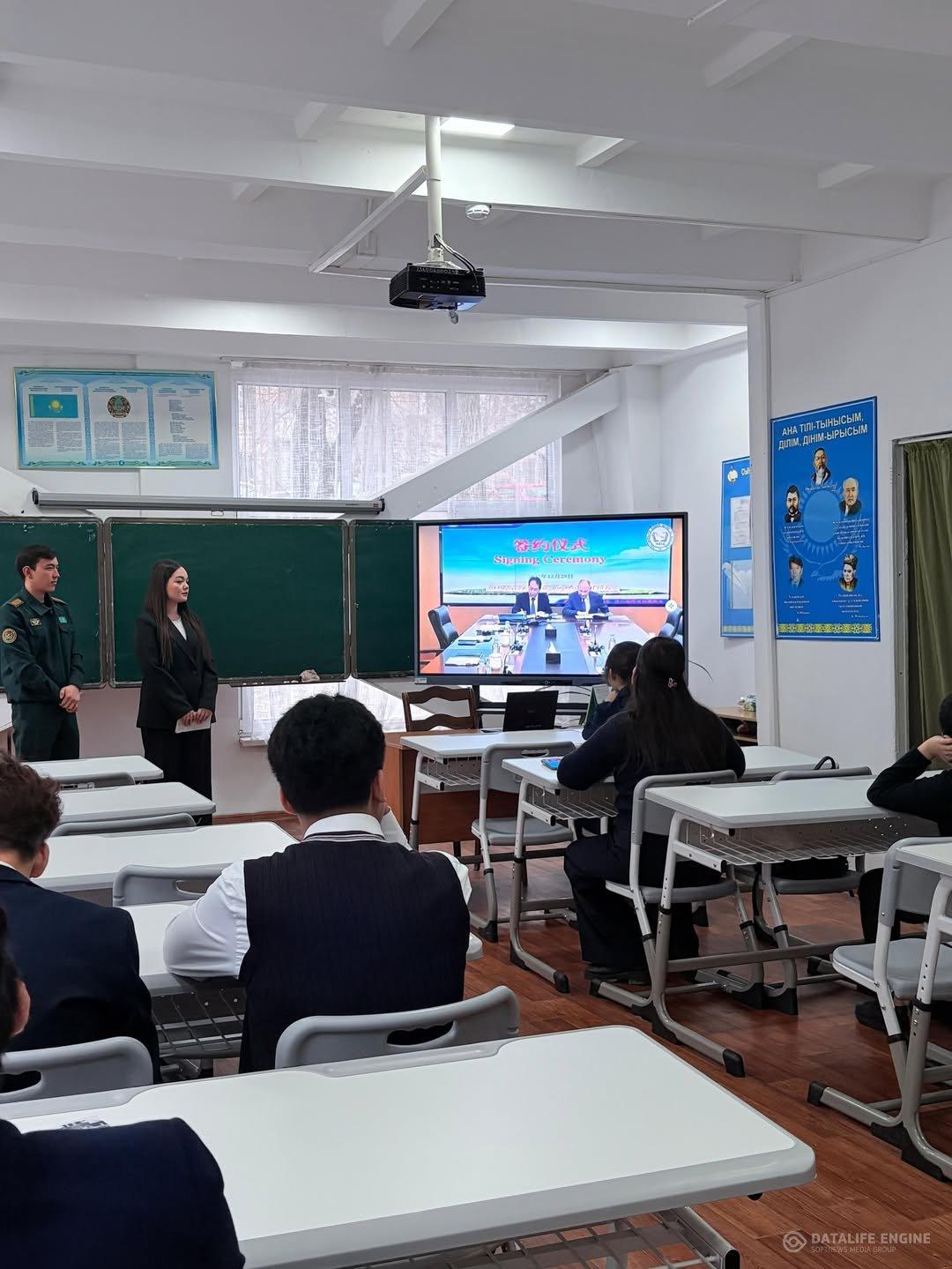 Бүгін мектебімізге Халықаралық Қазақ-Қытай тіл колледжі өкілдері келіп, білім беру бағыттары мен болашақ мамандықтар жайлы кеңінен ақпарат берді.