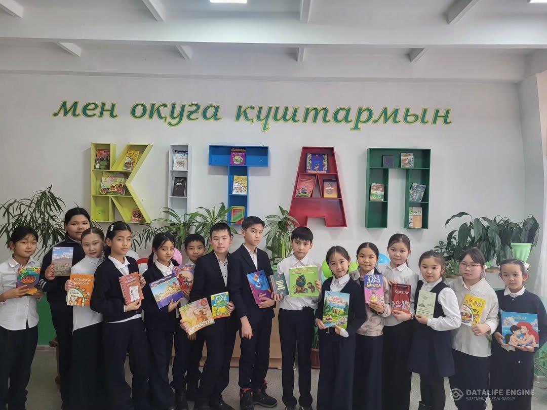 "Менің сүйікті кітаптарымның беттерінде" челленджіне қатысушы, кітапты ең көп оқитын 4"А"сынып оқушылары.